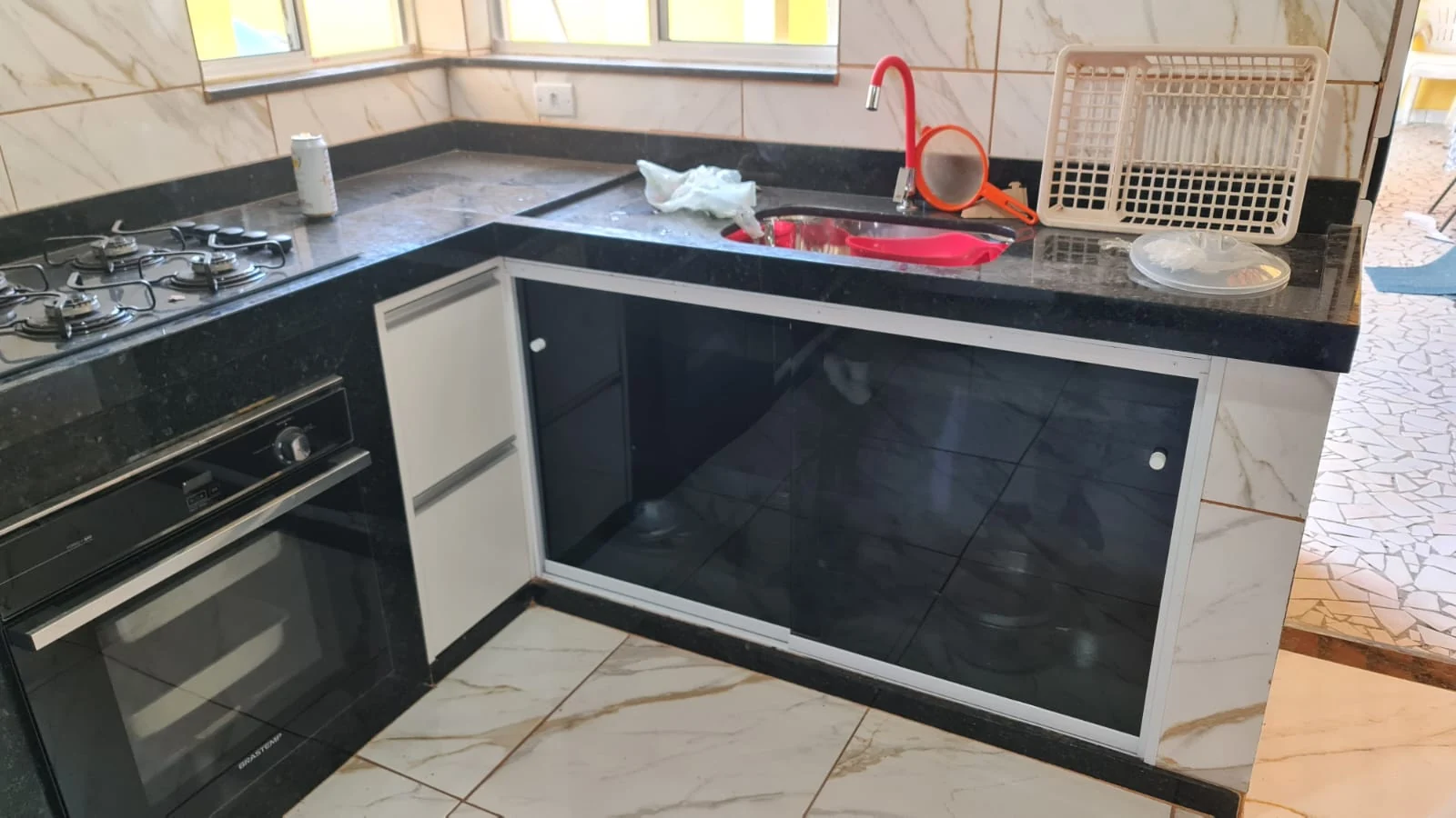 Cozinha da casa com pia, fogão e forno