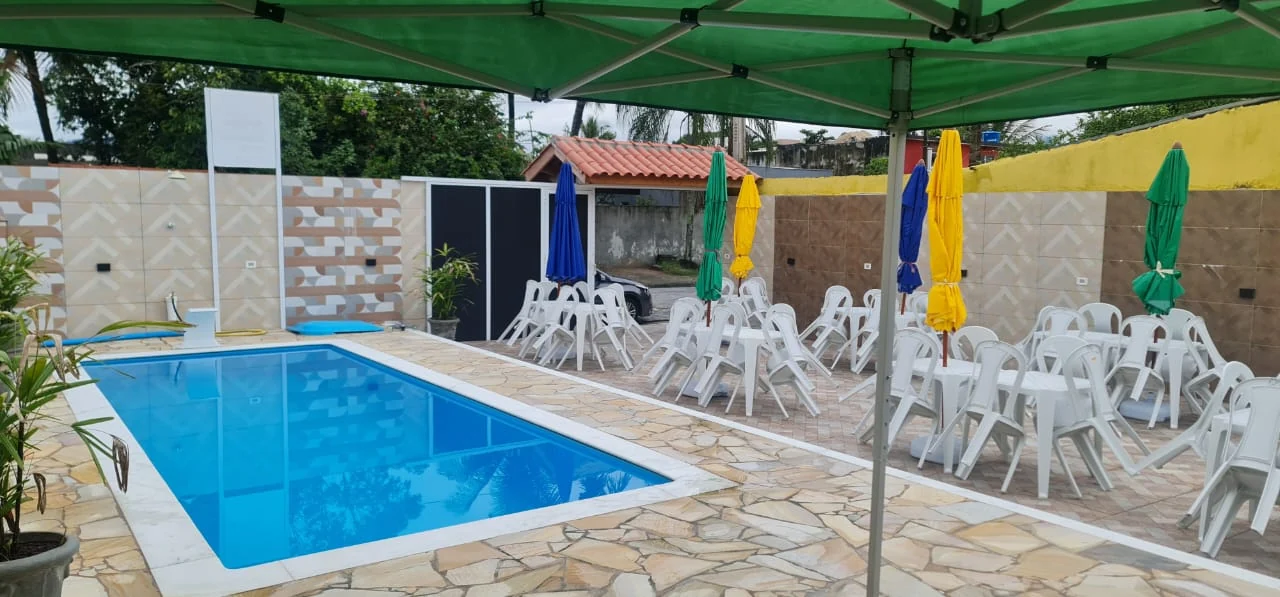Piscina do Lar dos Sonhos durante o dia